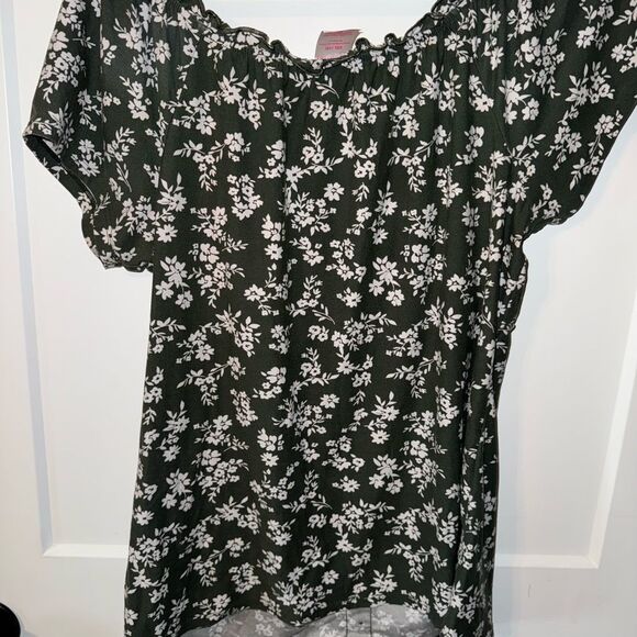 No Boundaries Black and White Fitted Flutter Sleeve Blouse - Picture 4 of 5